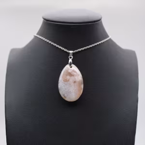 Colgante de ágata con flor ovalada