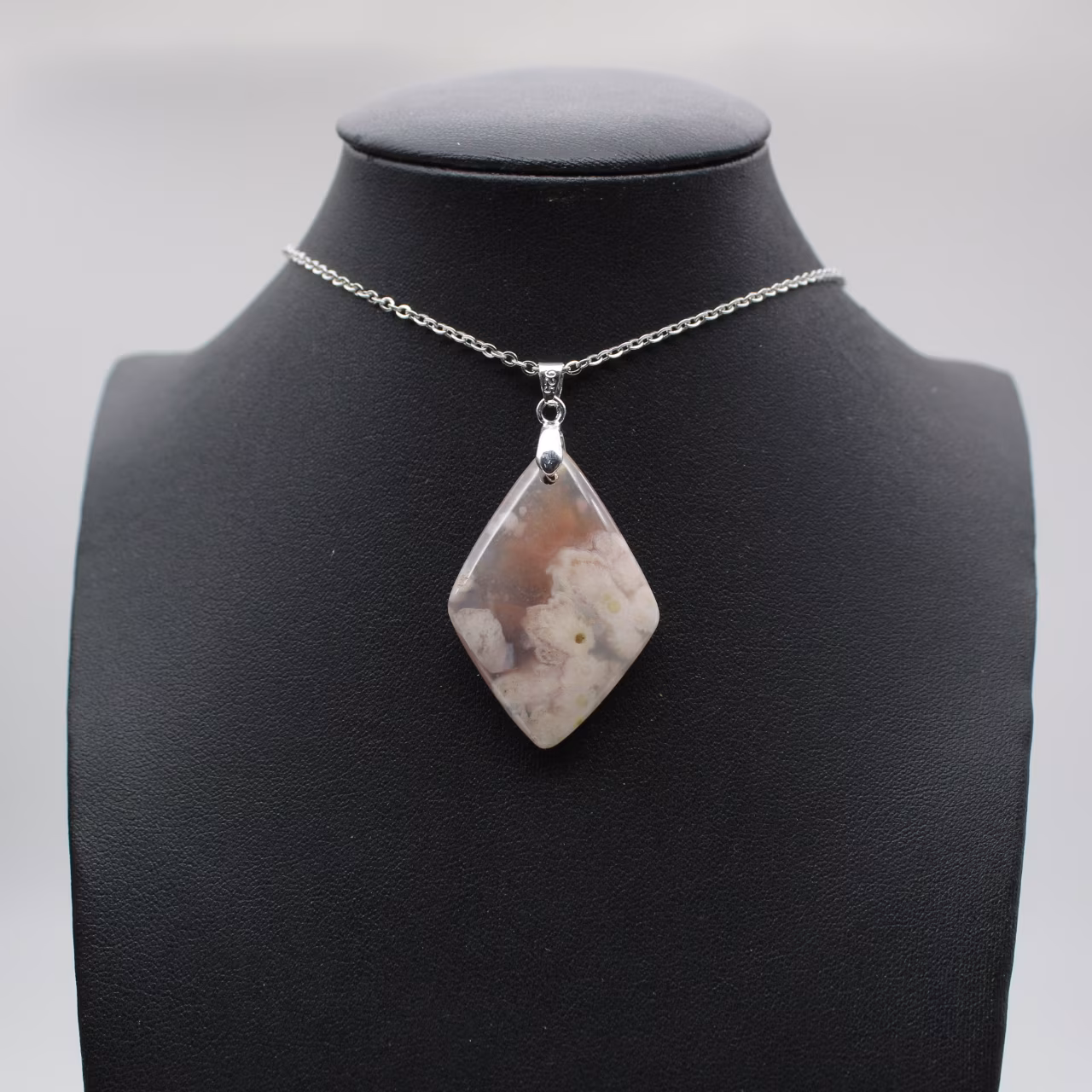 Colgante de diamante y ágata flor