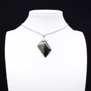 Colgante de jaspe Kambamba en forma de diamante