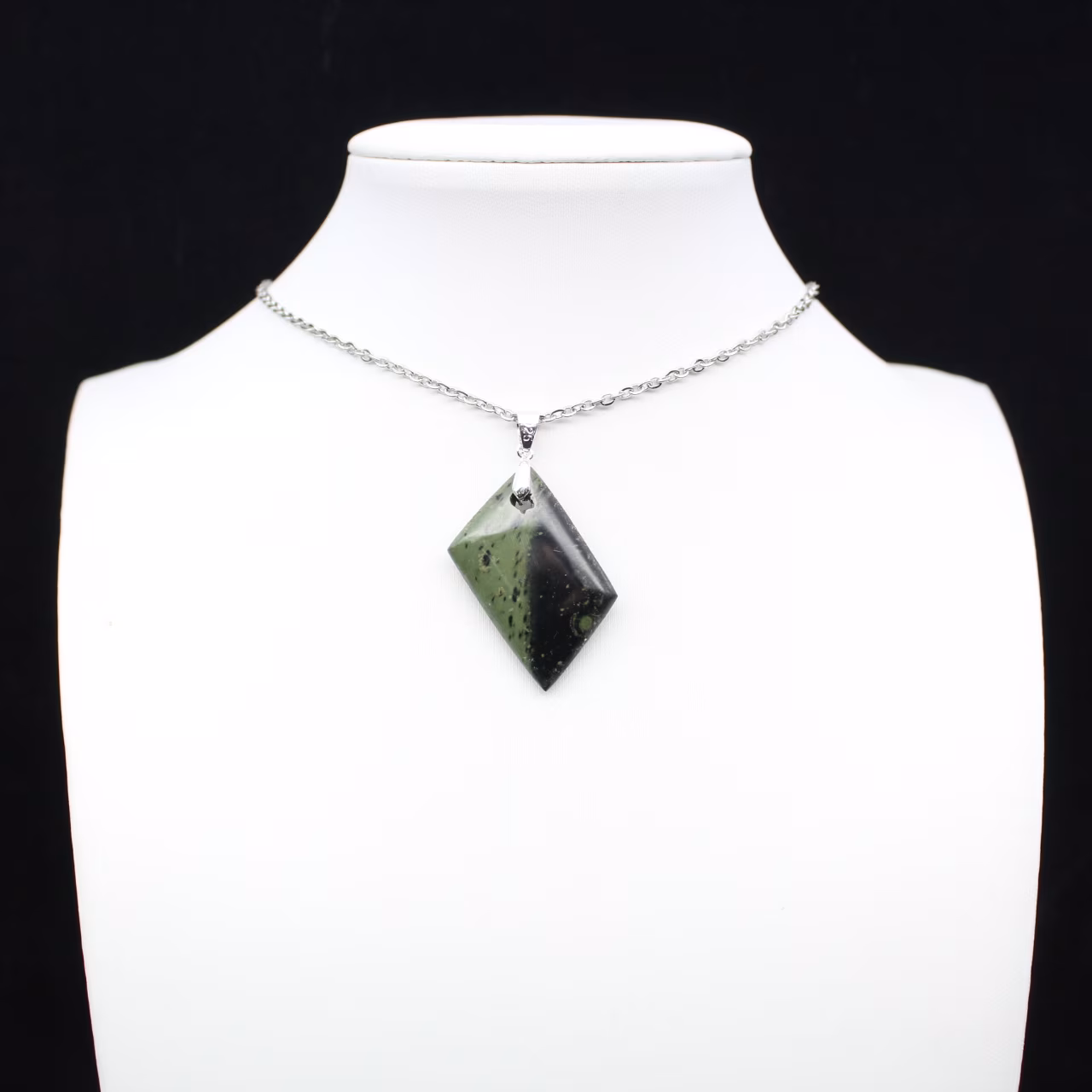 Colgante de jaspe Kambamba en forma de diamante