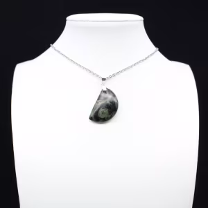 Colgante de jaspe kambamba en forma de luna
