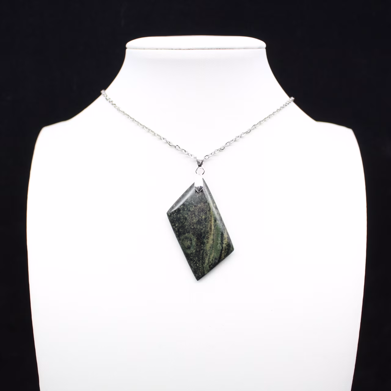 Colgante de jaspe Kambamba en forma de diamante