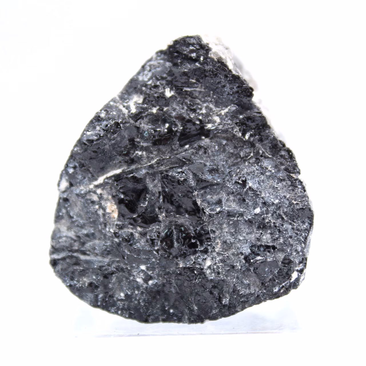 Cristal de turmalina negra en bruto