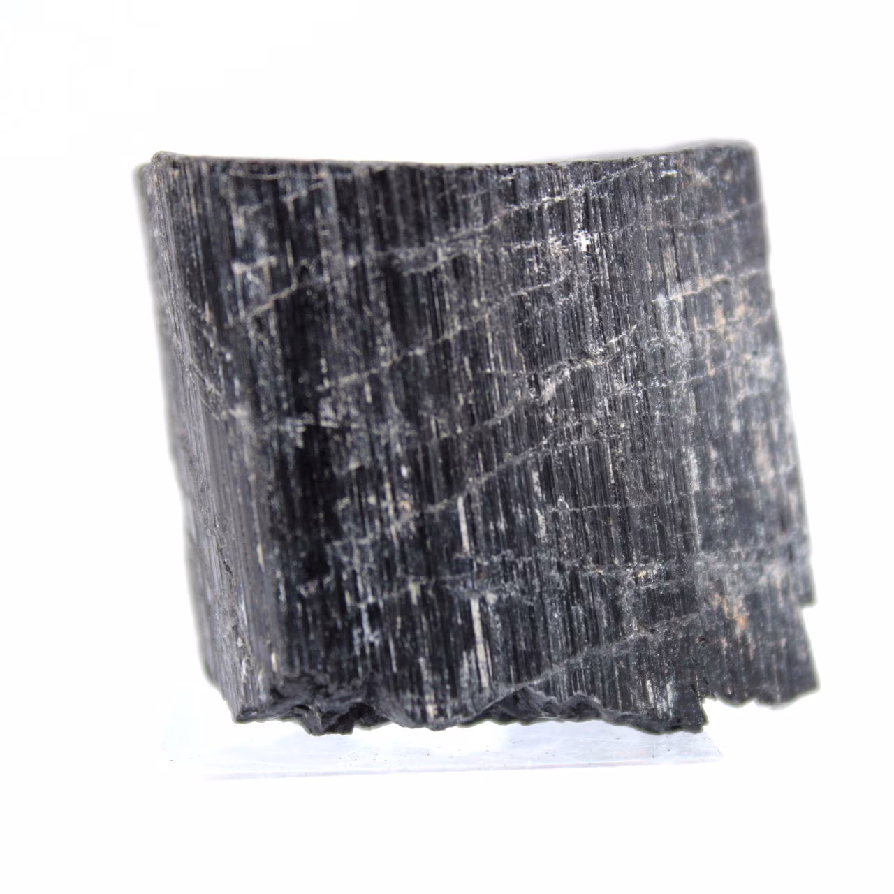 Cristal de turmalina negra en bruto