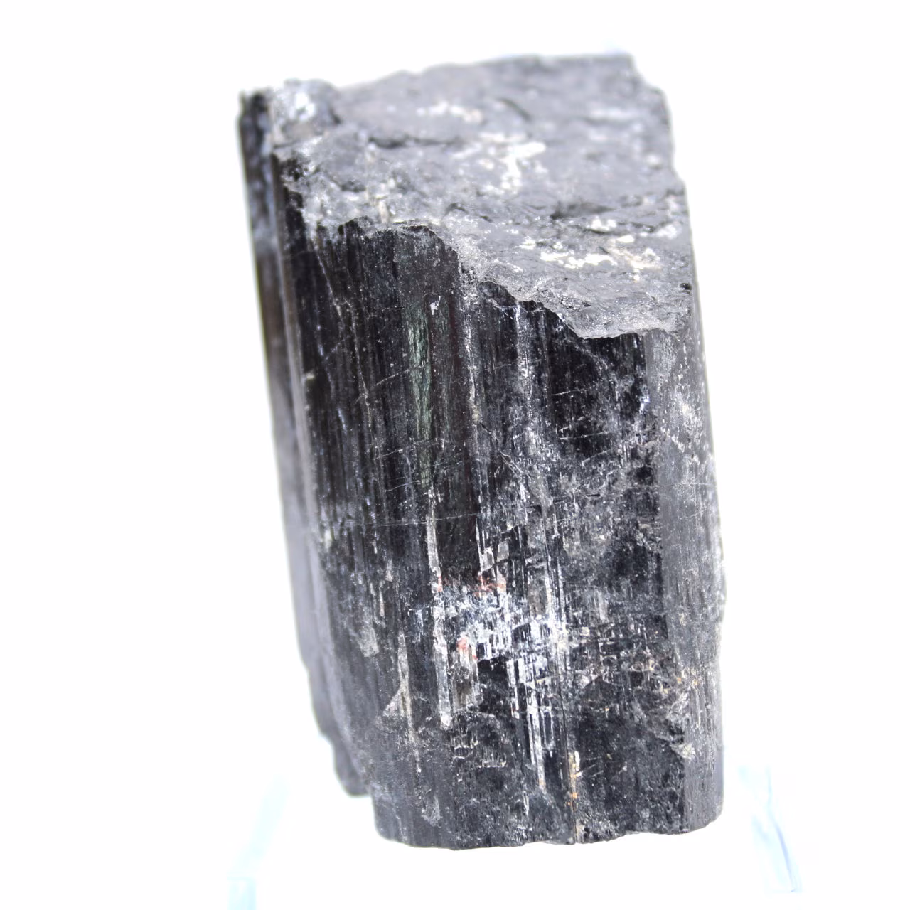 Cristal de turmalina negra en bruto