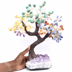 Árbol mineral con base de amatista y hojas de diversos minerales.
