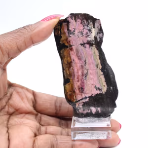 Piedra de rodonita natural mineral bruto y único