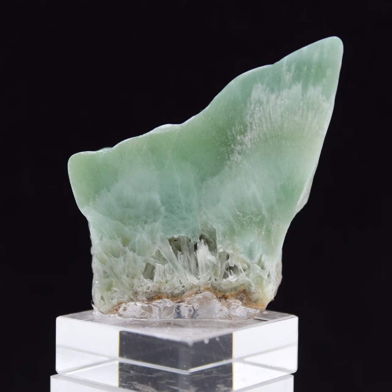Rebanada de aragonita verde para colección de minerales