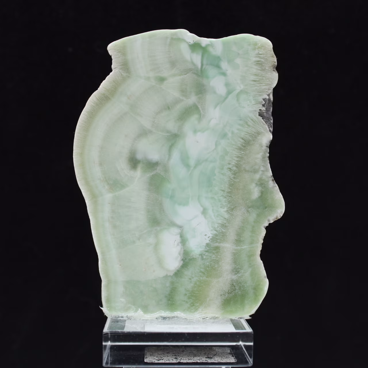 Rebanada de piedra de aragonita verde natural