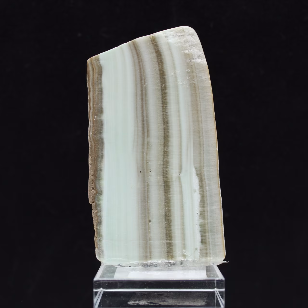 Rebanada pulida de aragonita verde mineral bruto de calidad