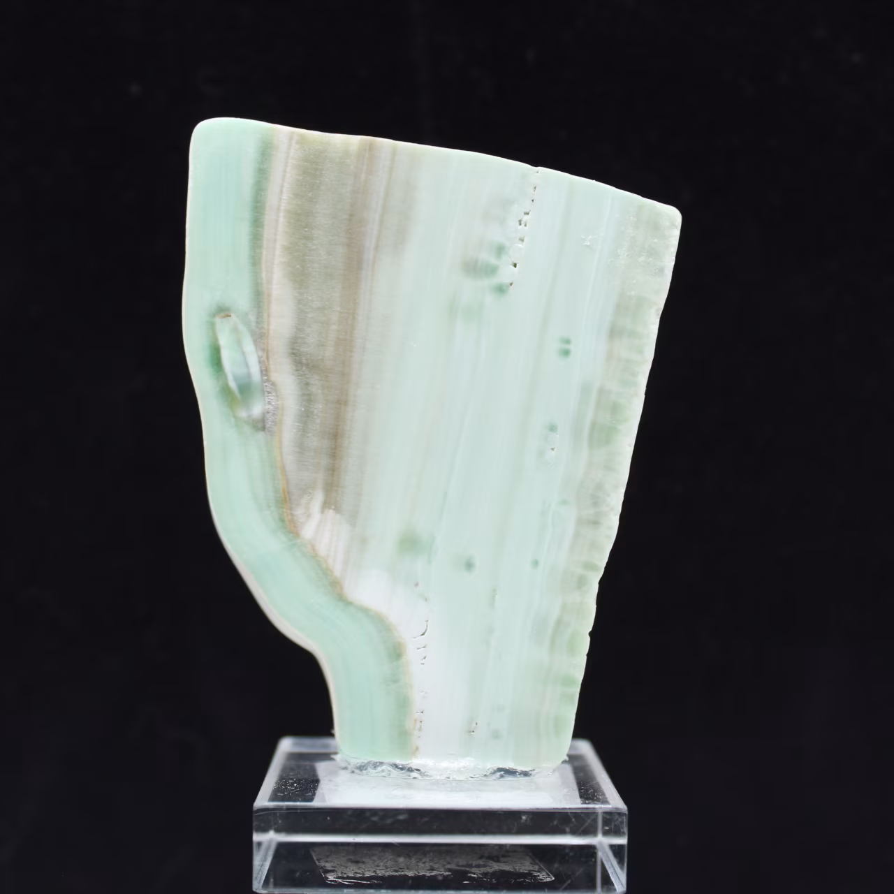Rebanada de piedra de aragonita verde natural