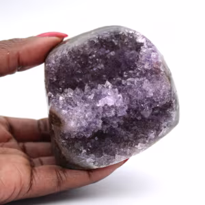 Geoda de amatista brasileña: decoración y mineralogía