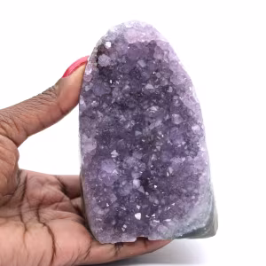 Geoda de amatista de belleza natural: un ejemplar brillante