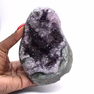 Ejemplar de amatista brasileña: belleza geométrica y pureza