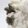 Pequeño ejemplar de mica sobre cuarzo blanco. - 5