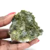 Cristales de epidota verde de Marruecos sobre roca huésped - 0