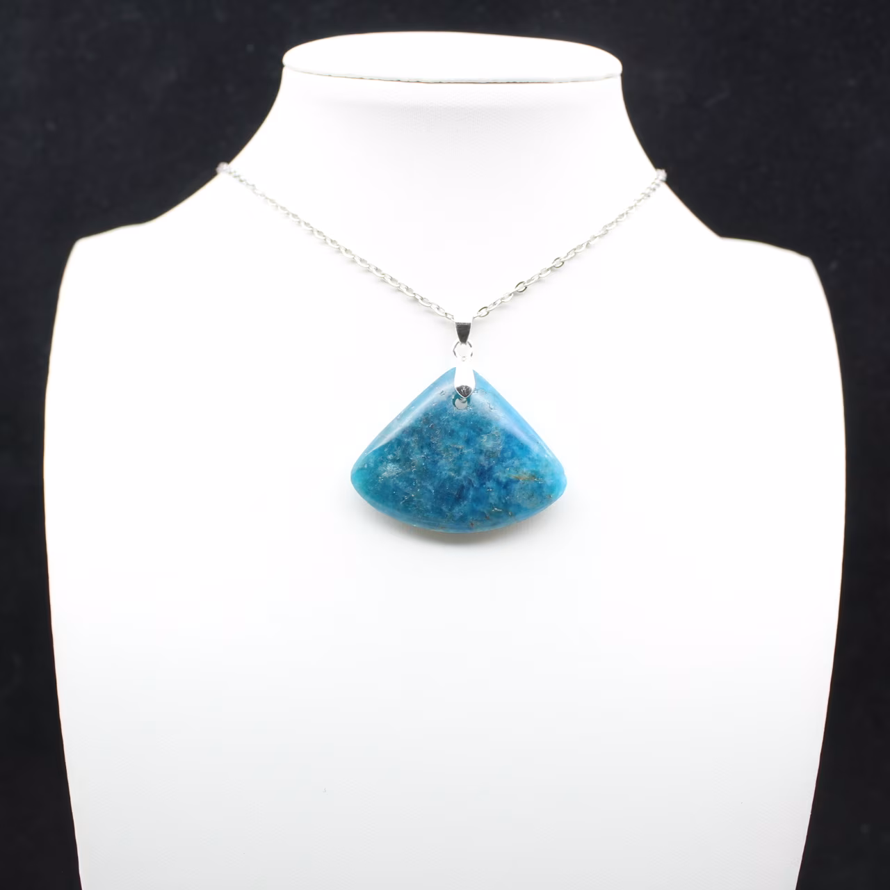 Colgante de apatita azul: ejemplar mineralógico de Madagascar