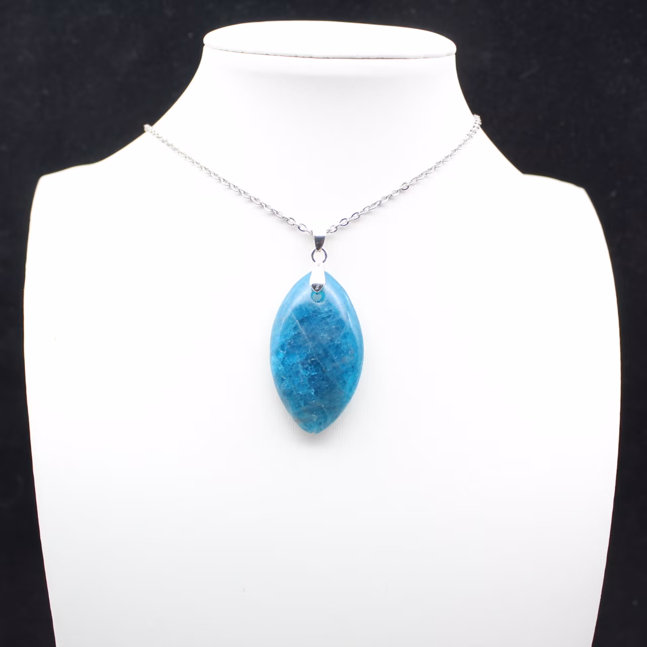Colgante de apatita de Madagascar - Estructura cristalina azul
