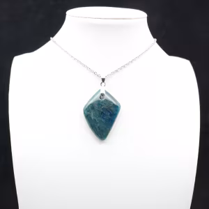 Colgante de apatita azul de Madagascar: ejemplar de alta calidad
