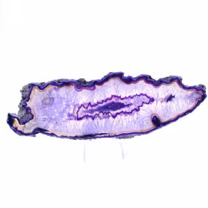 Ejemplar laminado de ágata alargada violeta brasileña