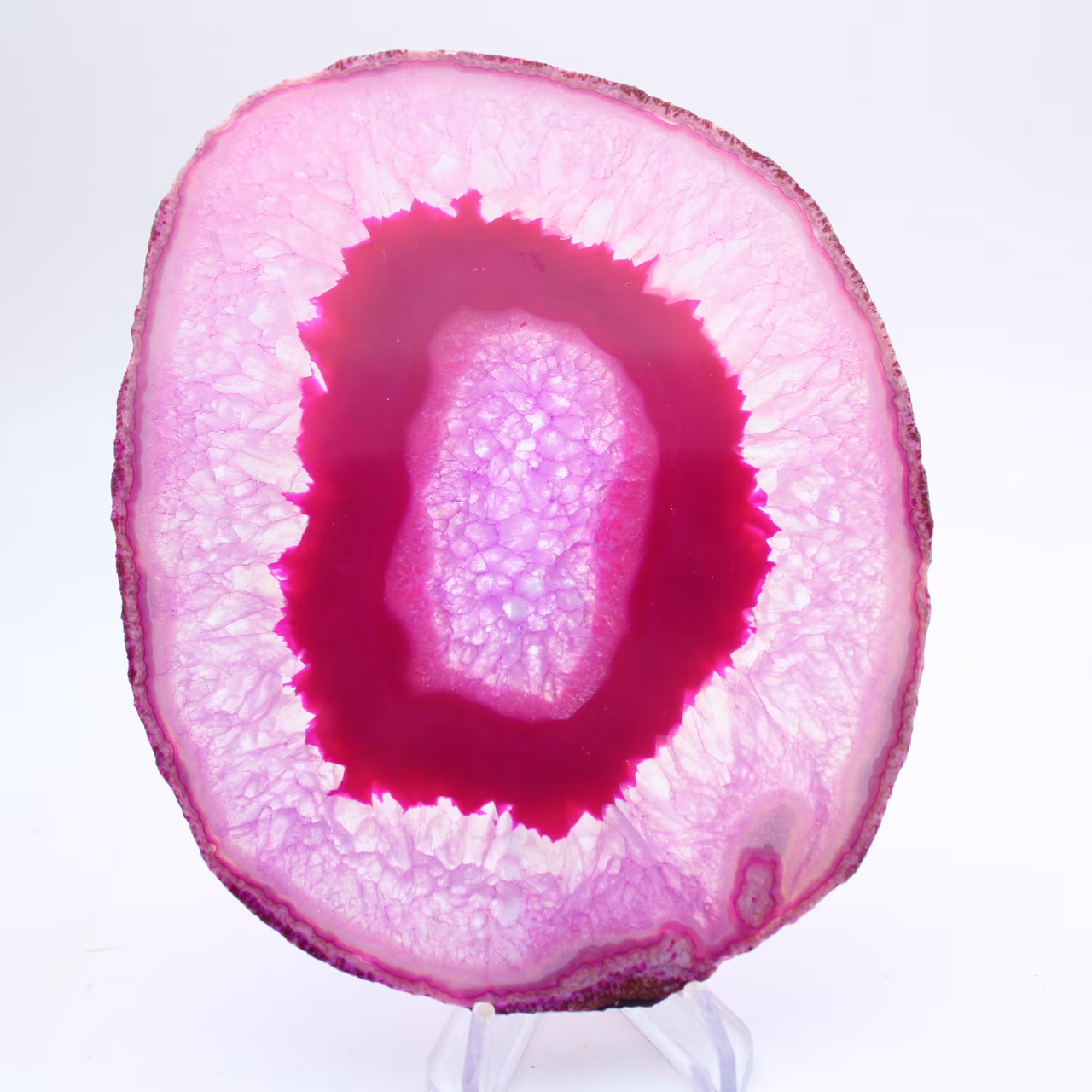Sección de ágata rosa pulida y teñida