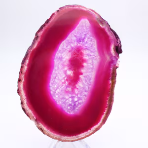 Rebanada pulida de ágata teñida de color rosa