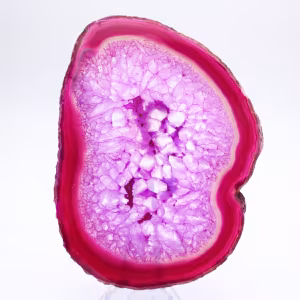 Rodaja de ágata pulida, teñida de rosa