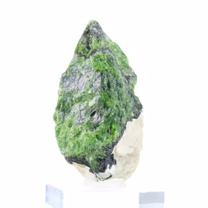 70 g de diópsido de cromo en bruto sobre una base de piedra natural finlandesa
