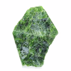 Cromodiópsido finlandés en bruto, muestra verde sobre base de 80 g.