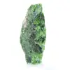 Cromidópsido en bruto sobre una base, piedra verde escandinava, 60 g - 2