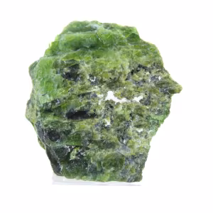 Diópsido de cromo natural en bruto procedente de Finlandia sobre una base de 65 g.