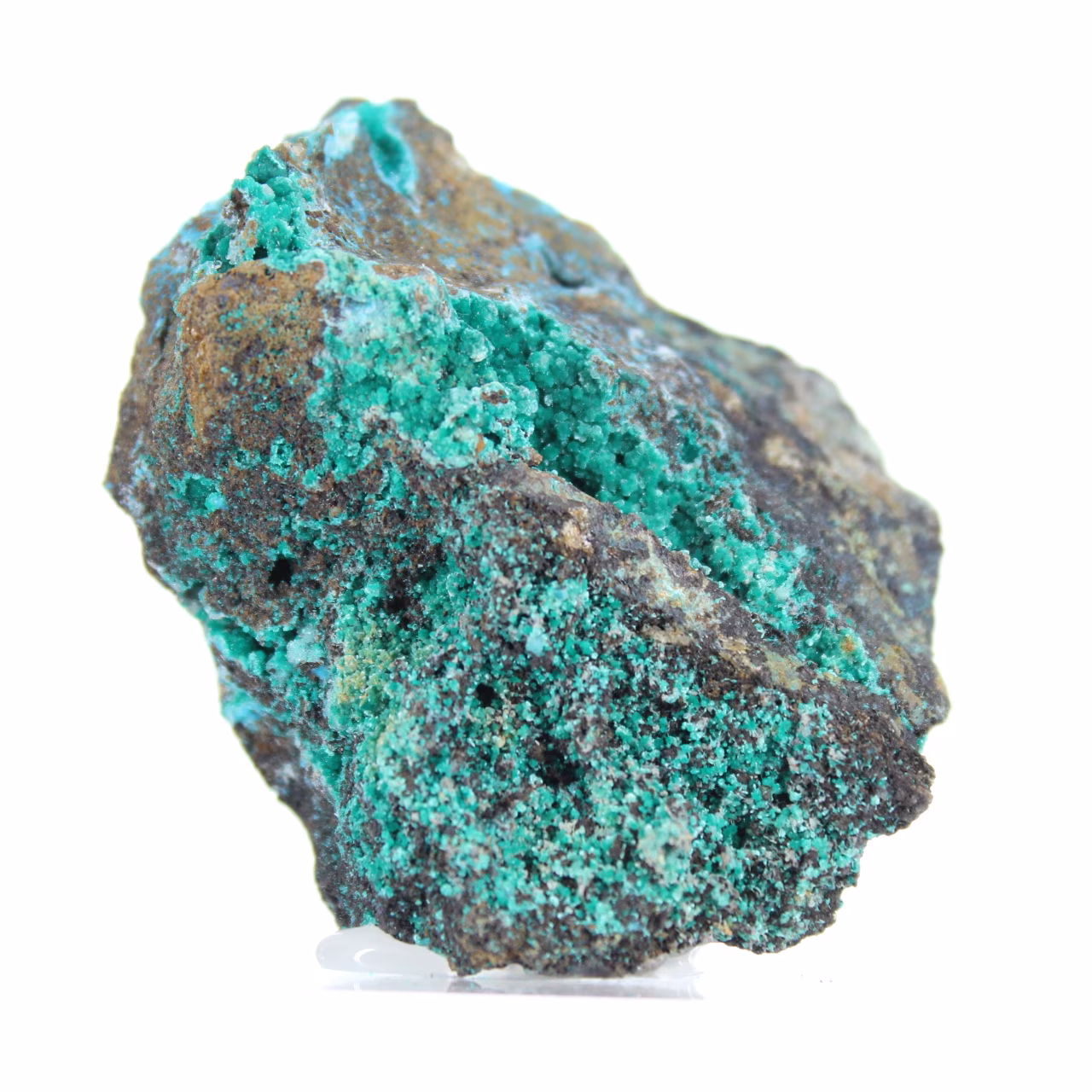 Brochantita chilena: mineral en bruto sobre ganga y basamento.