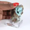 Piedra coleccionable de brochantita en bruto de Chile sobre una base. - 1