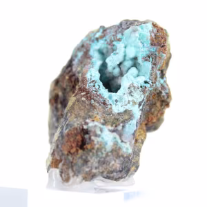 Piedra coleccionable de brochantita en bruto de Chile sobre una base.