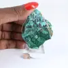 Brochantita chilena: ejemplar en bruto sobre una elegante base. - 1
