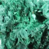 Malaquita verde natural del Congo en agregado fibroso, sobre peana - 6