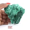 Malaquita verde natural del Congo en agregado fibroso, sobre peana - 7