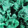 Muestra de malaquita fibrosa congoleña sobre peana transparente - 5