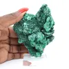 Muestra de malaquita fibrosa congoleña sobre peana transparente - 6