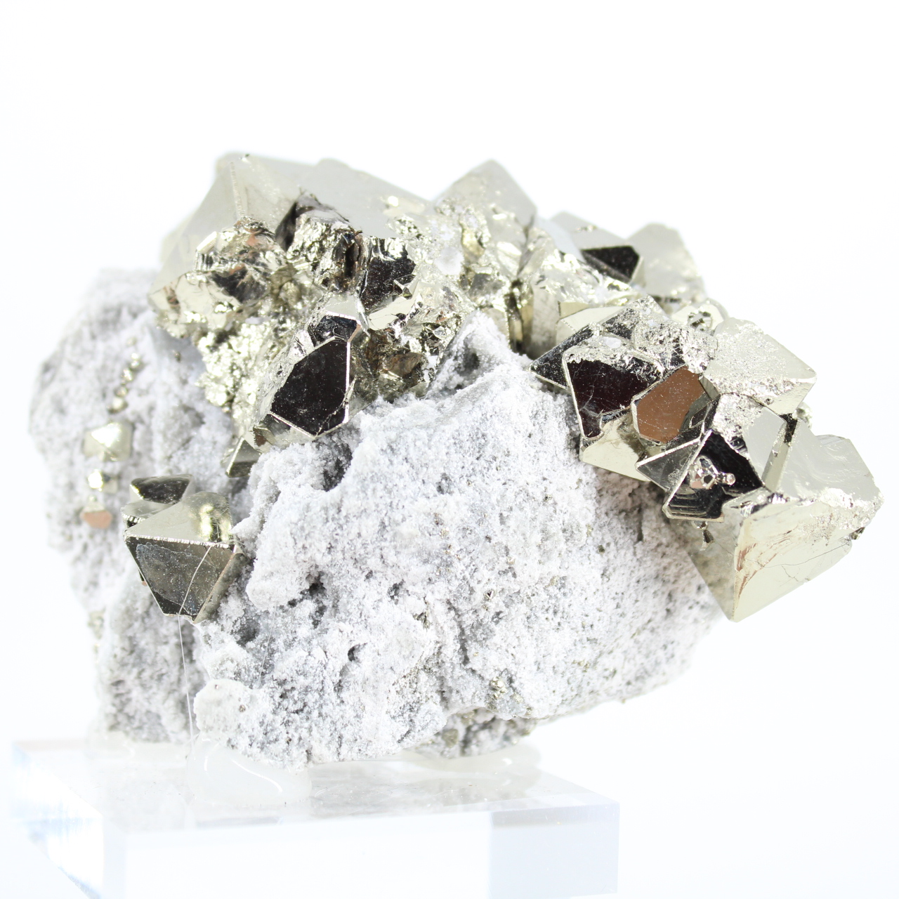 Ejemplar de pirita del Perú con cristales octaédricos dorados.