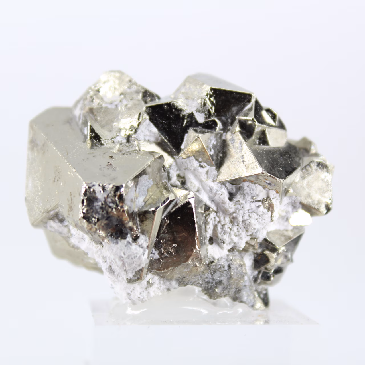 Pirita geométrica de Perú: cristales octaédricos sobre una base.