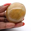 Pequeño canto rodado de cuarzo amarillo malgache para exponer - 2
