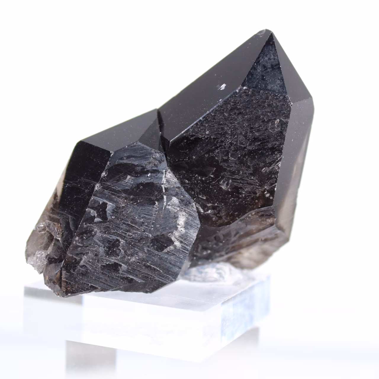 Pequeño cristal de cuarzo morión natural de Brasil sobre base de acrílico