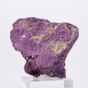 Purpurita natural portuguesa sobre peana – Mineral en bruto