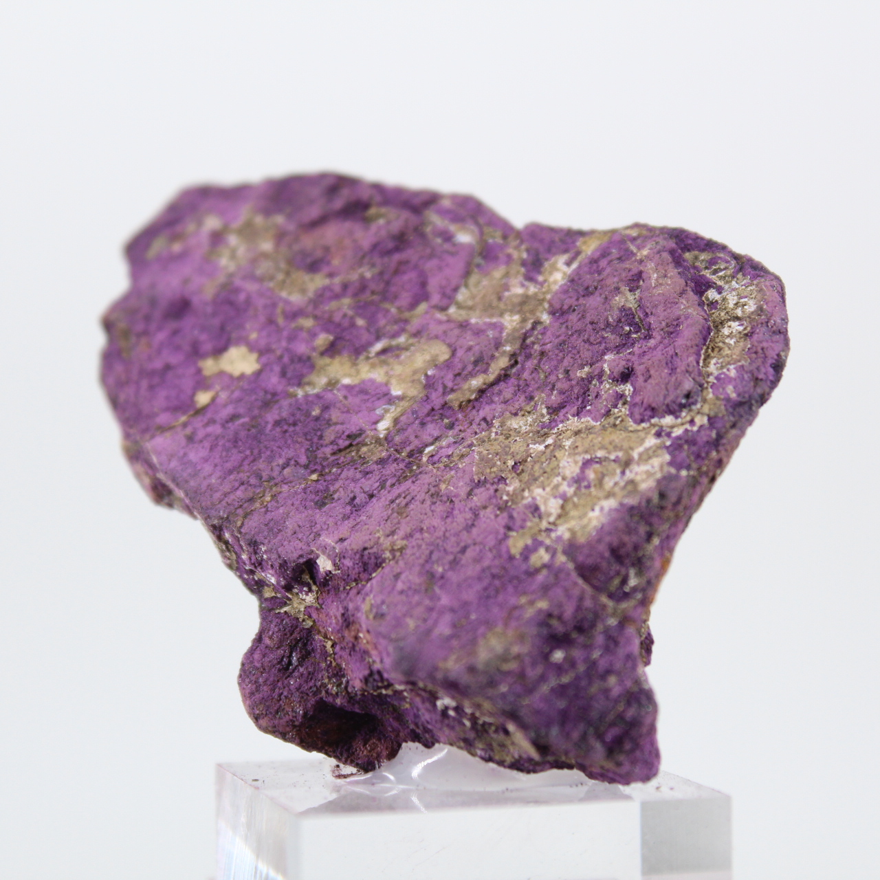 Purpurita natural portuguesa sobre peana – Mineral en bruto