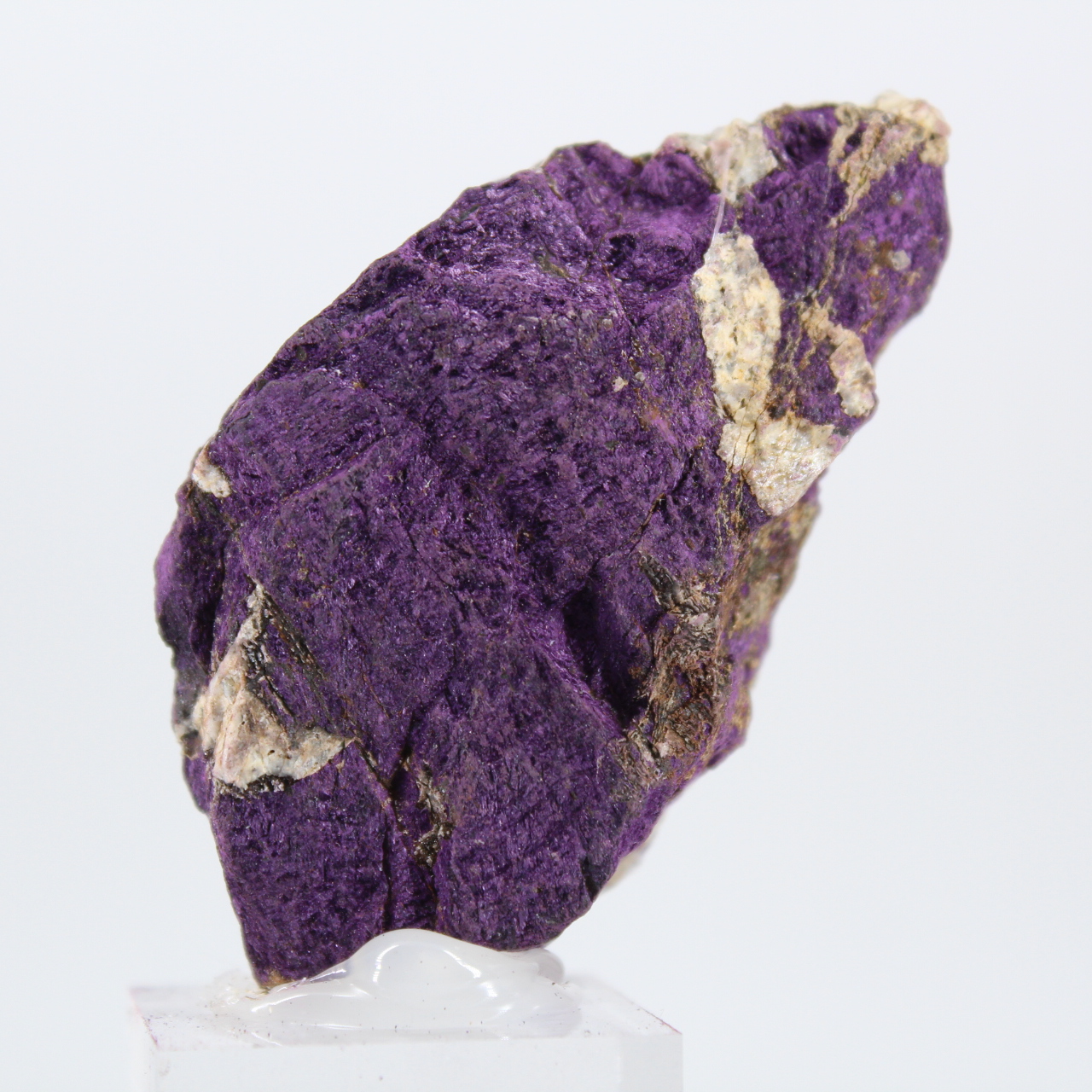 Purpurita portuguesa sobre peana – Muestra mineral en bruto