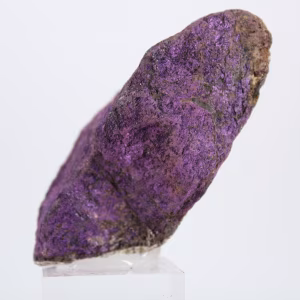 Purpurita en bruto de Portugal sobre peana – Colección mineralógica