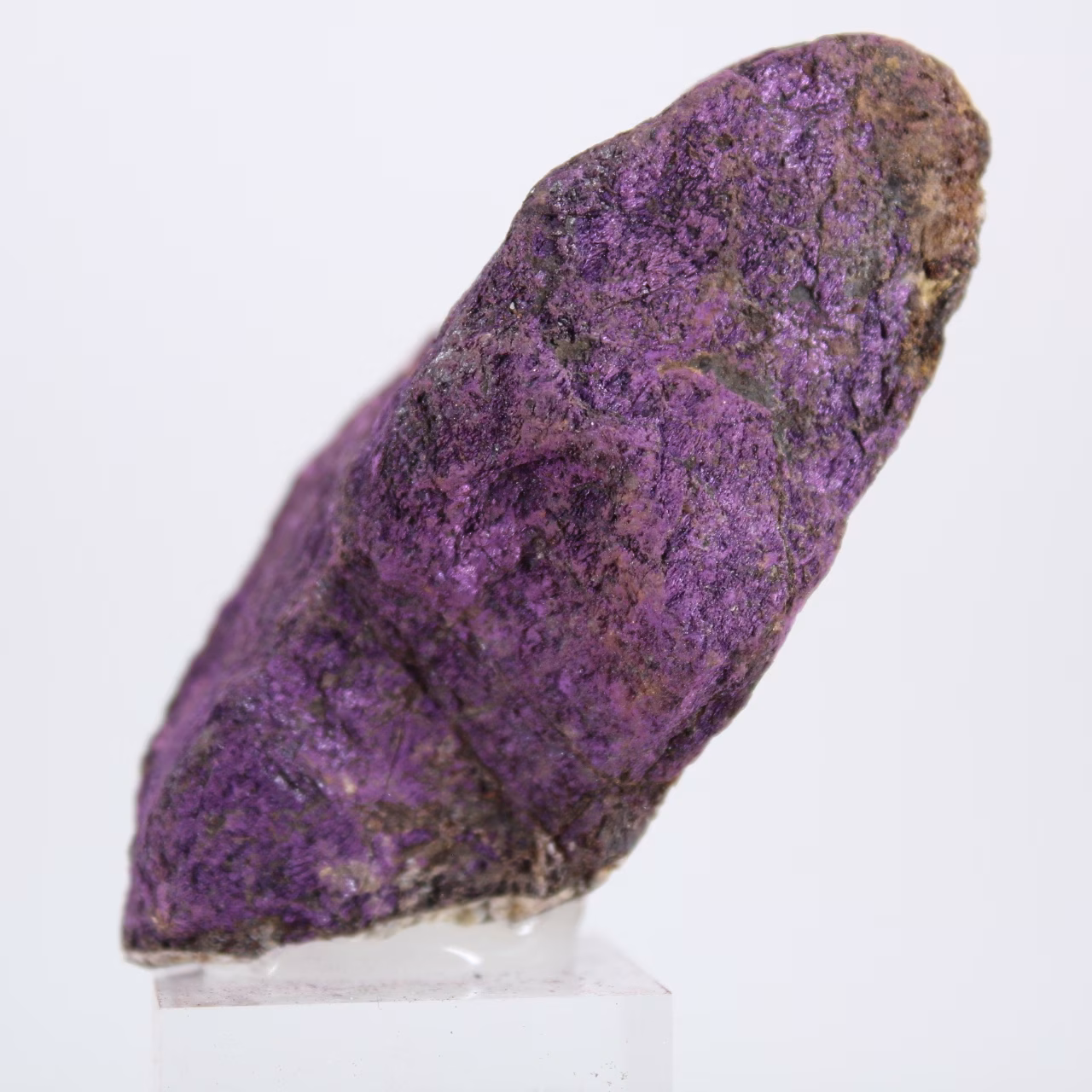 Purpurita en bruto de Portugal sobre peana – Colección mineralógica
