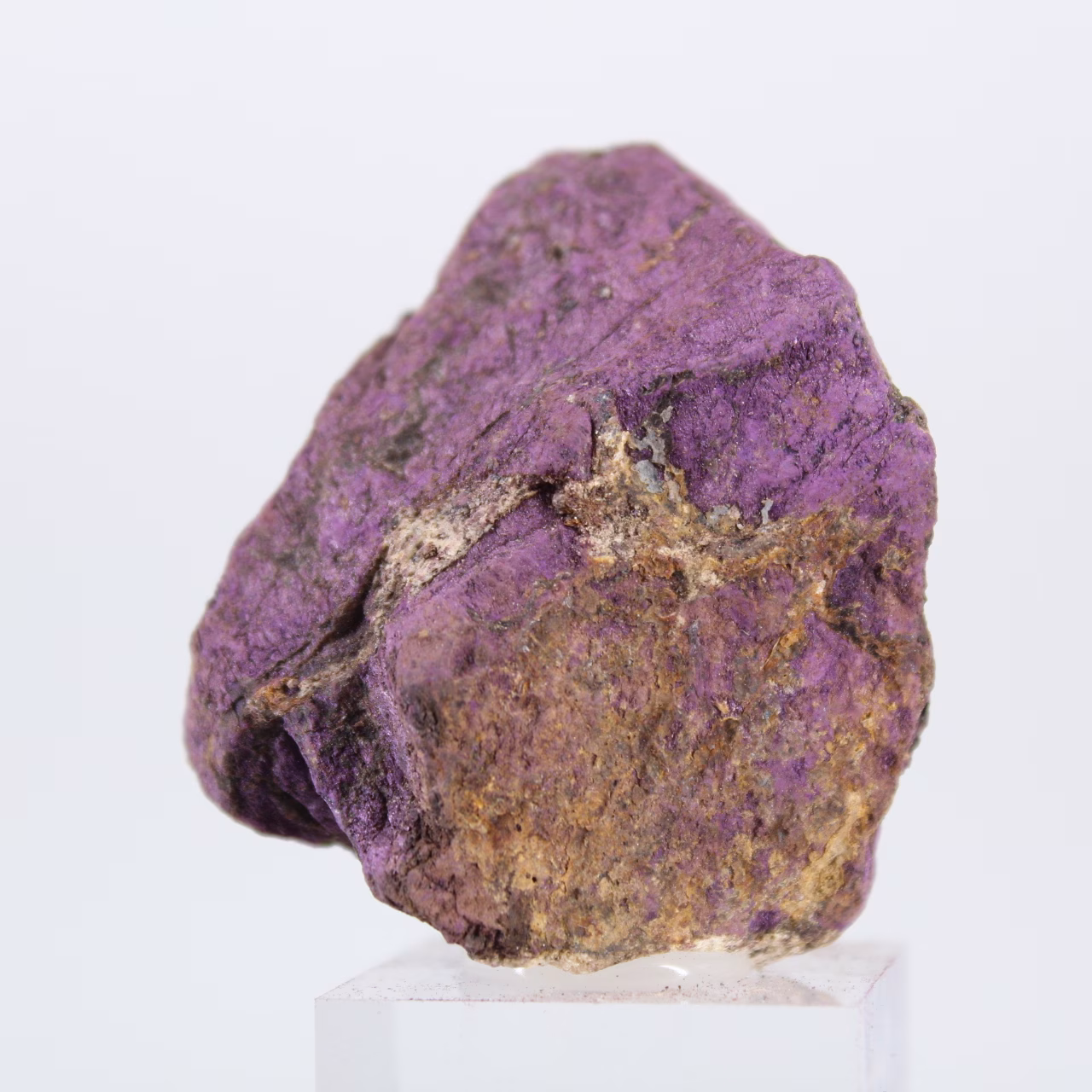 Purpurita portuguesa en bruto sobre peana – Pieza mineralógica